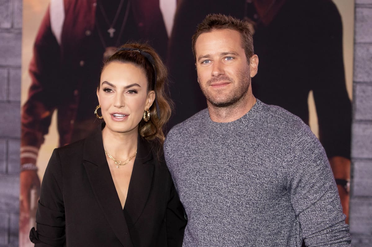 Elizabeth Chambers ja Armie Hammer rinnakkain.