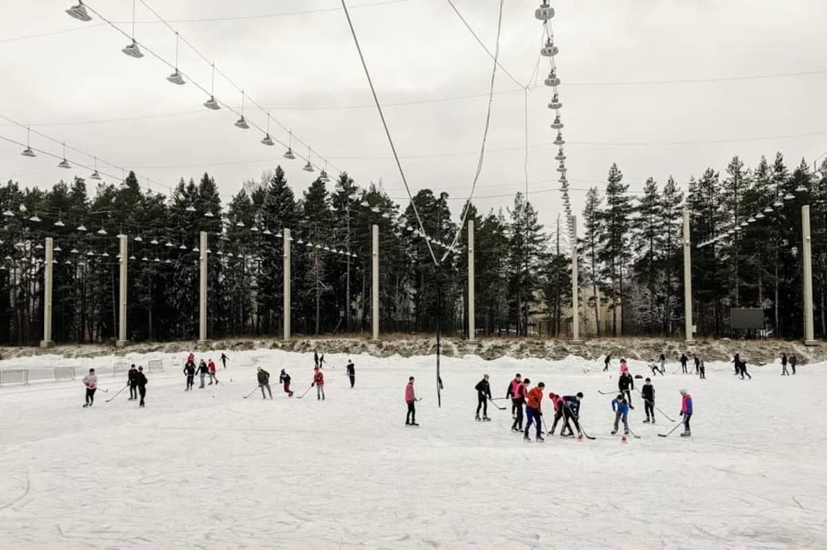 Luistelijoita Oulunkylän tekojäällä 30.11.2020