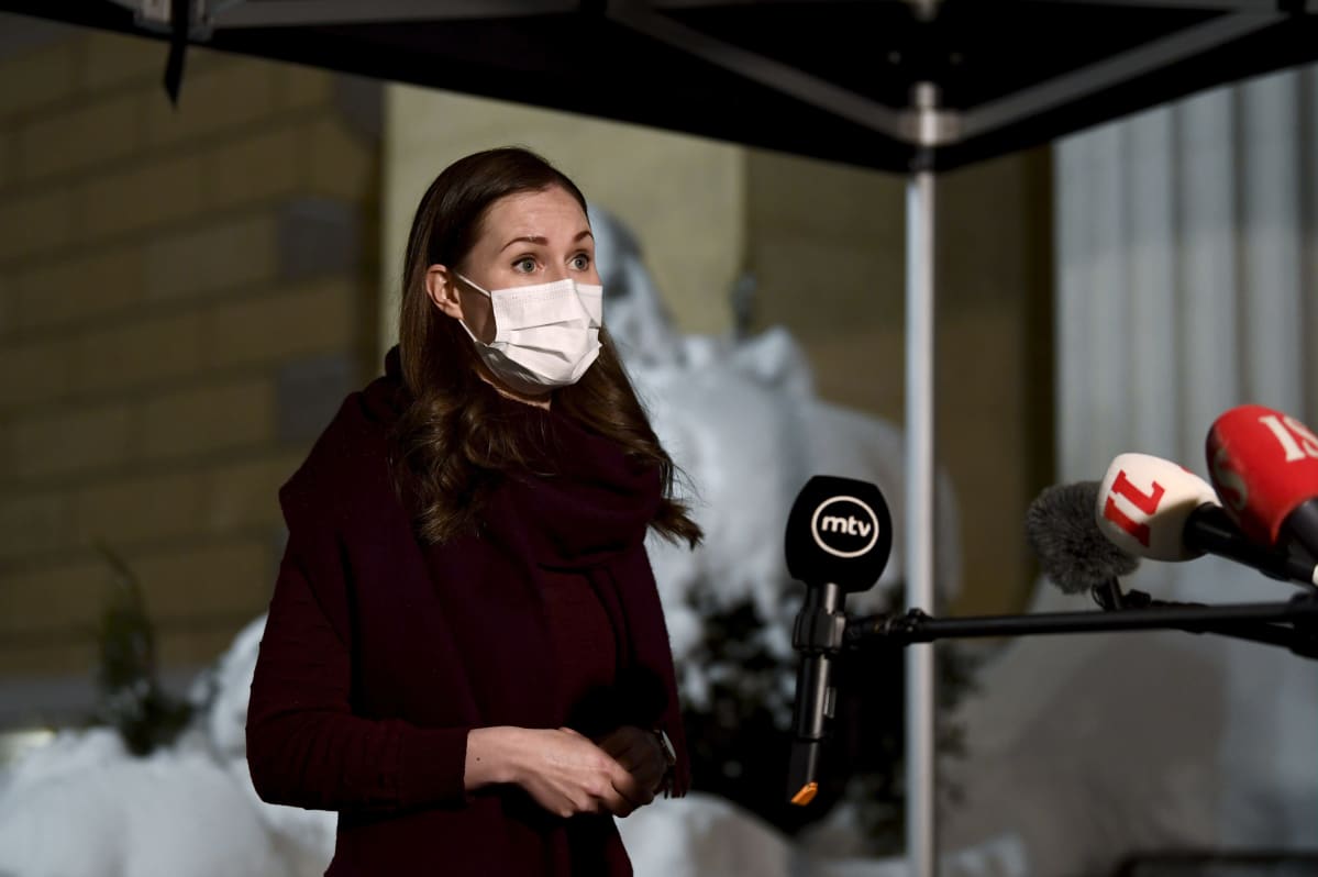 Statsminister Sanna Marin utanför Ständerhuset i Helsingfors.