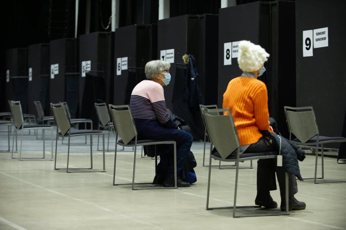 Useat ihmiset odottavat vuoroaan rokotettaviksi Porvossa.18.3.2021.