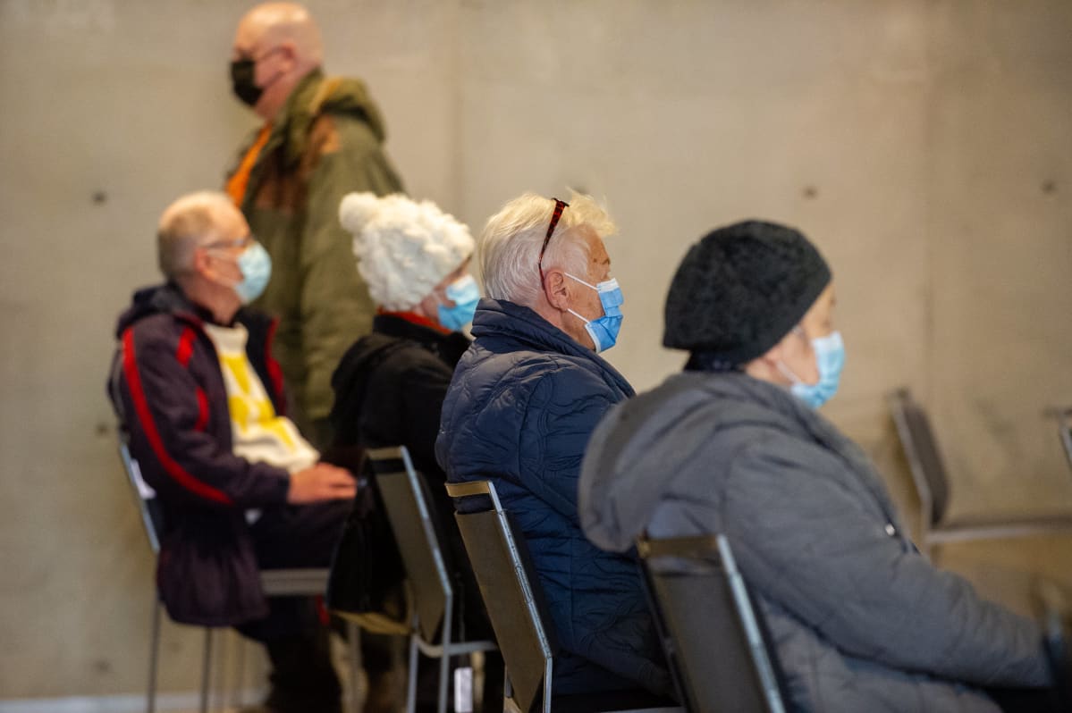 Useat ihmiset odottavat vuoroaan rokotettaviksi Porvossa.18.3.2021.