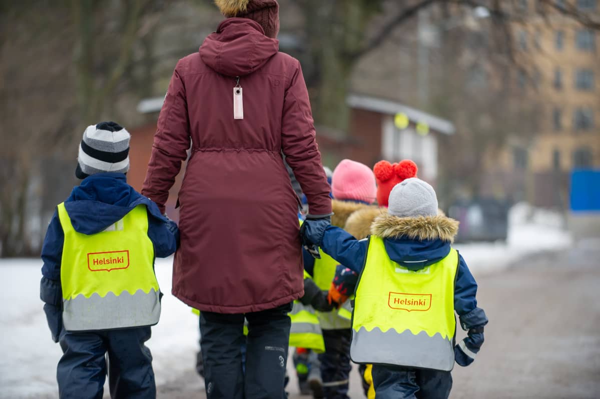 Päiväkodin lapset kävelyllä. 25.3.2021