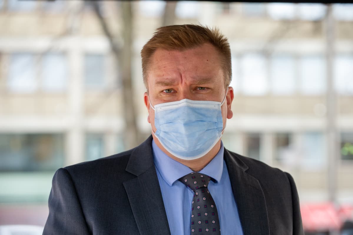 Puolustusministeri Antti Kaikkonen.