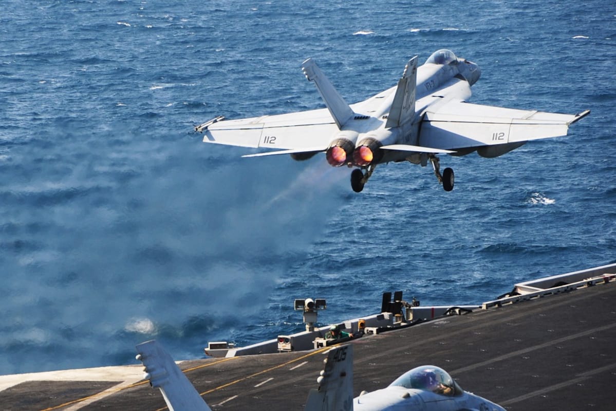 Yhdysvaltain Super Hornet -hävittäjä nousee lentoon Persianlahdella lokakuussa 2014. 