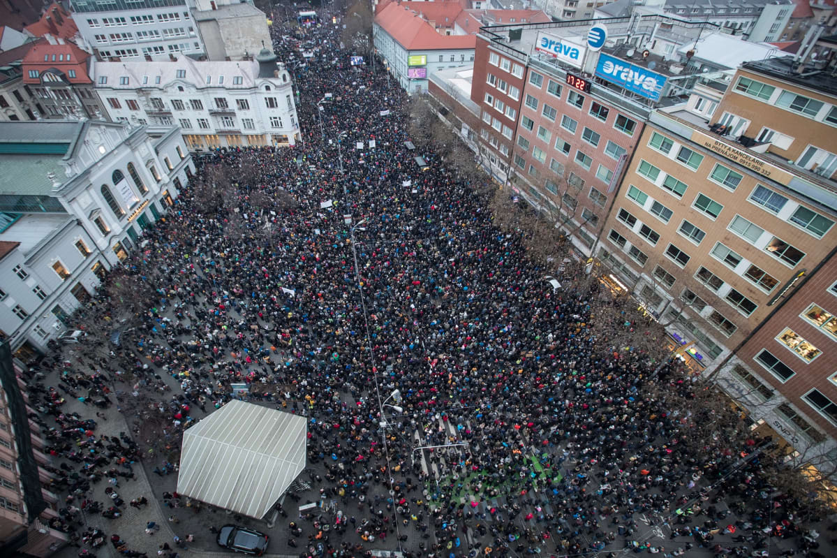 Mielenosoitukset Bratislavassa Slovakiassa perjantaina 9. maaliskuuta.