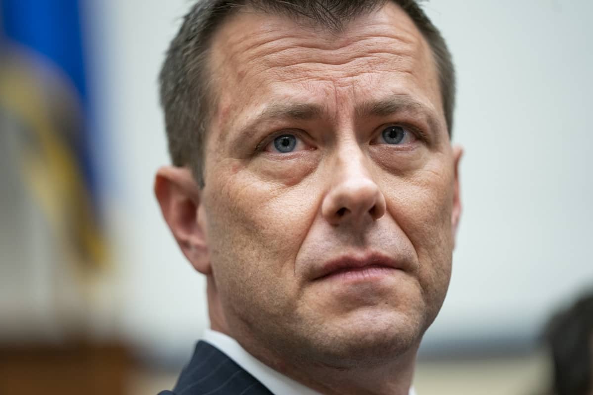 Peter Strzok tummassa puvussa.
