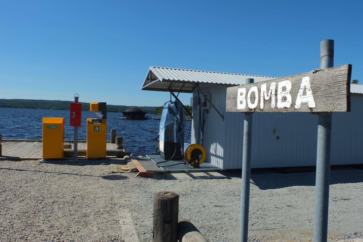 Veneilijöiden tankkauspiste Bomban rannassa Nurmeksessa.