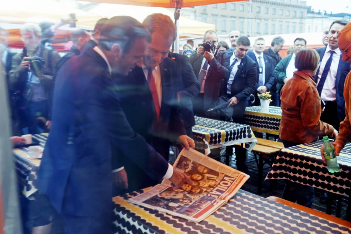 Macron ja Niinistö tutkivat vierailun uutisointia iltapäivälehdissä.