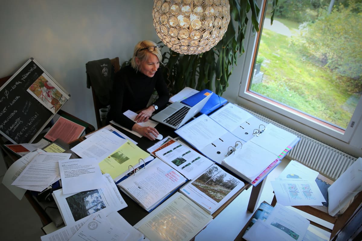 Niina Ihalainen on vastustanut Luoteis-Vantaan ja Nurmijärven rajamaille kaavailtua louhinta- ja murskaushanketta yli 10 vuoden ajan.