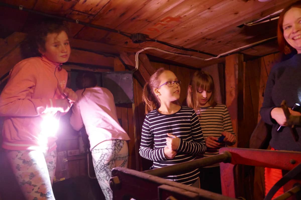 Lapset Raatihuoneen tornissa.