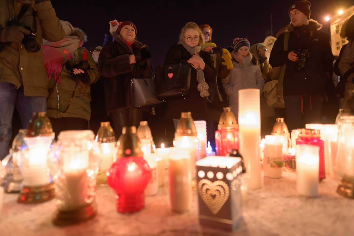 Ihmiset toivat kynttilöitä menehtyneen Gdanskin pormestarin Pawel Adamowiczin muistoksi.