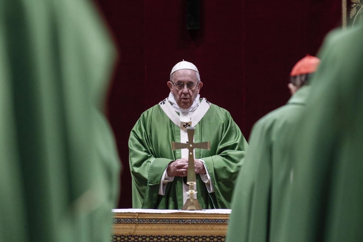 Paavi Franciscus puhumassa lapsien hyväksikäyttöä koskeneen kokouksen päätöstilaisuudessa.