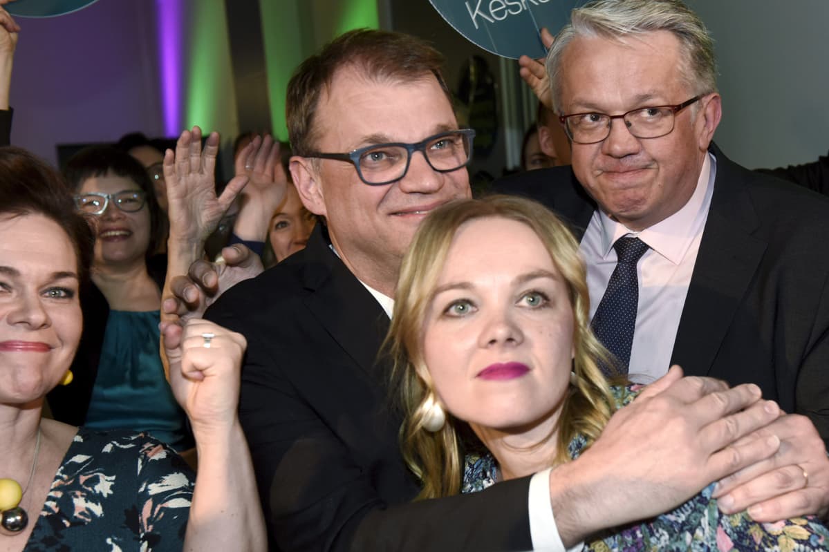 Keskustan Hannakaisa Heikkinen, puheenjohtaja Juha Sipilä, Katri Kulmuni ja Juha Rehula reagoivat ennakkoäänten tulokseen puolueen vaalivalvojaisissa Helsingissä.