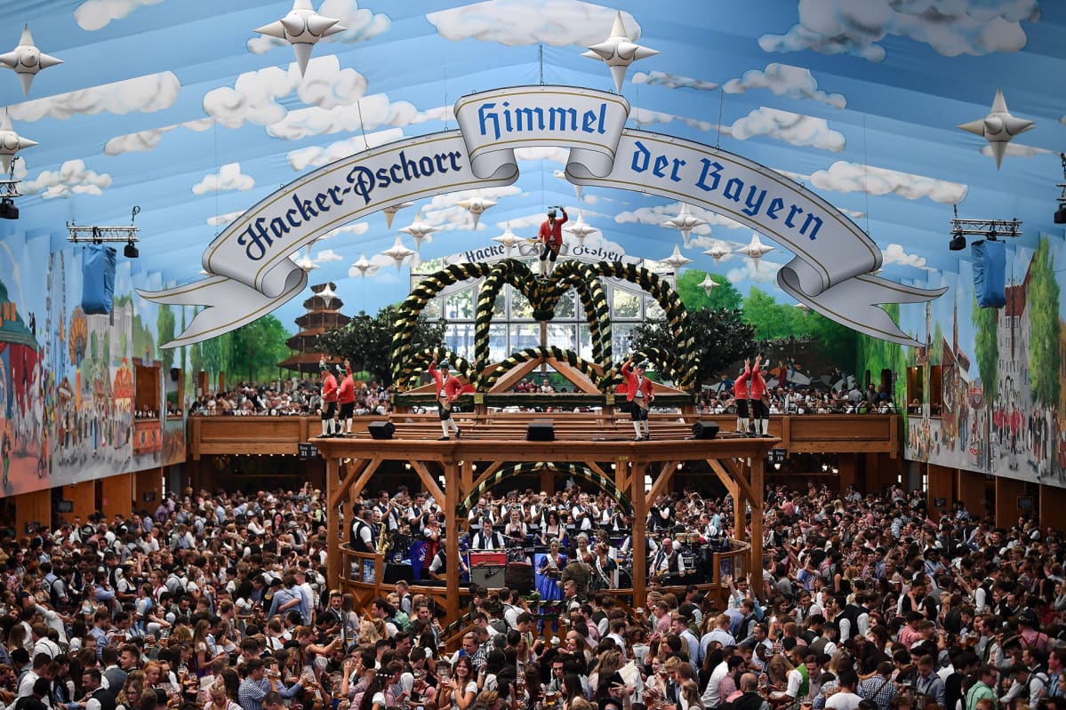 oktoberfest-halli jossa paljon juhlijoita