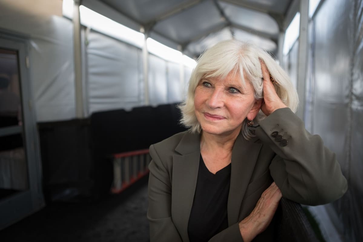 Laurence Tubiana kuvattuna käytävässä.