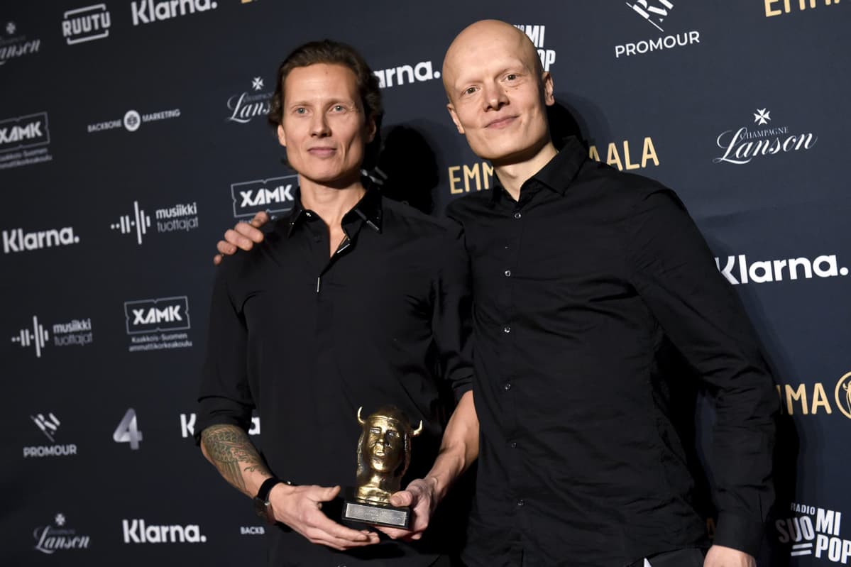 Alexi Tuomarila Trion Alexi Tuomarila (vas.) ja Olavi Louhivuori vastaanottivat Vuoden jazz -Emman.