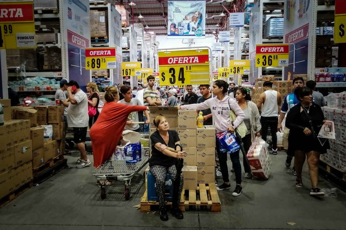 Supermarketissa Argentiinassa hamstrataan.
