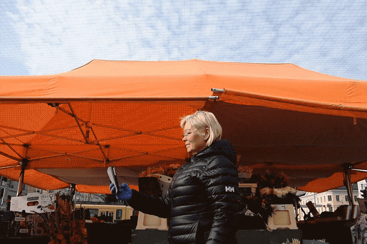 Gif-animaatiossa Tuula Matero ottaa selfien.