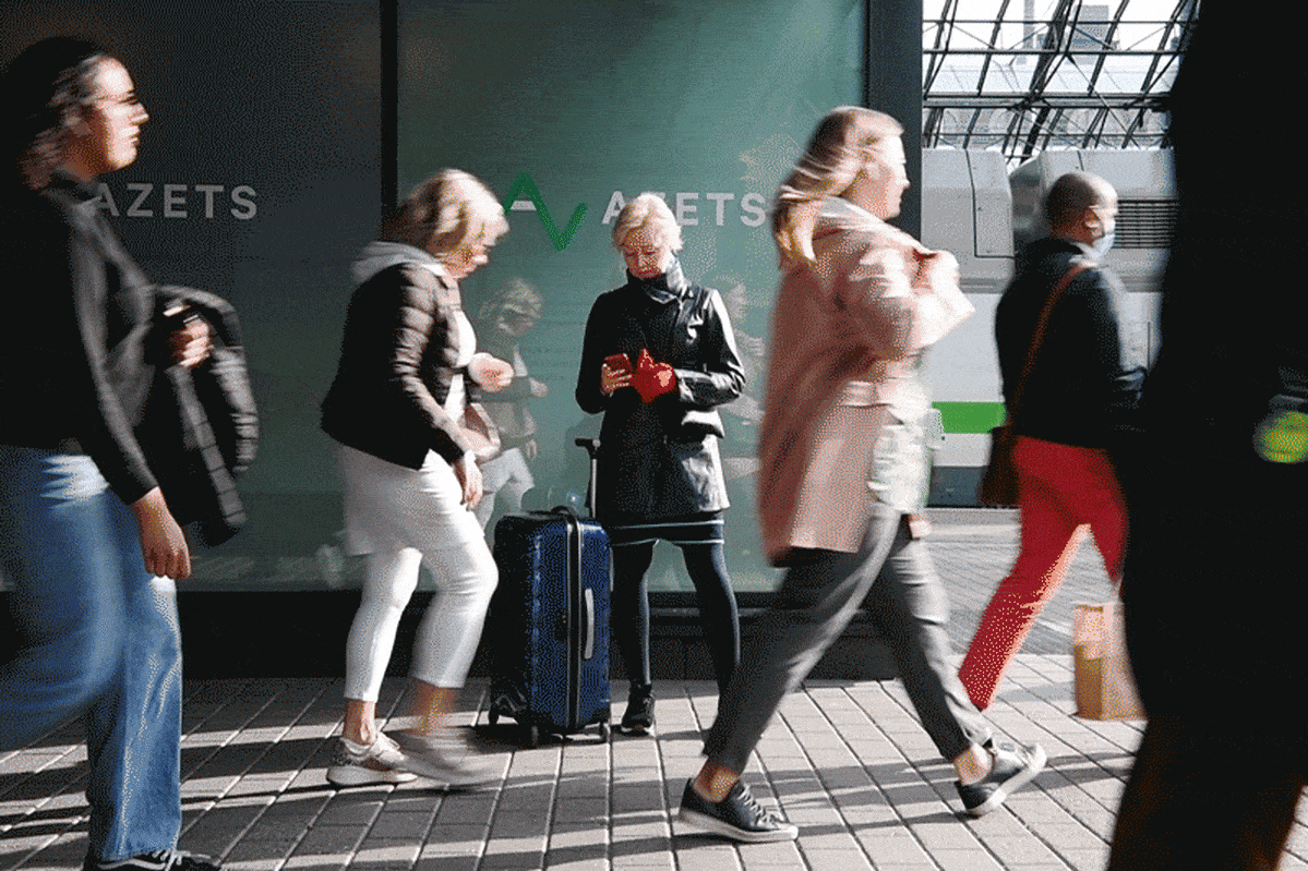 Gif-animaatiossa Minna Rekonen käyttää älypuhelintaan.