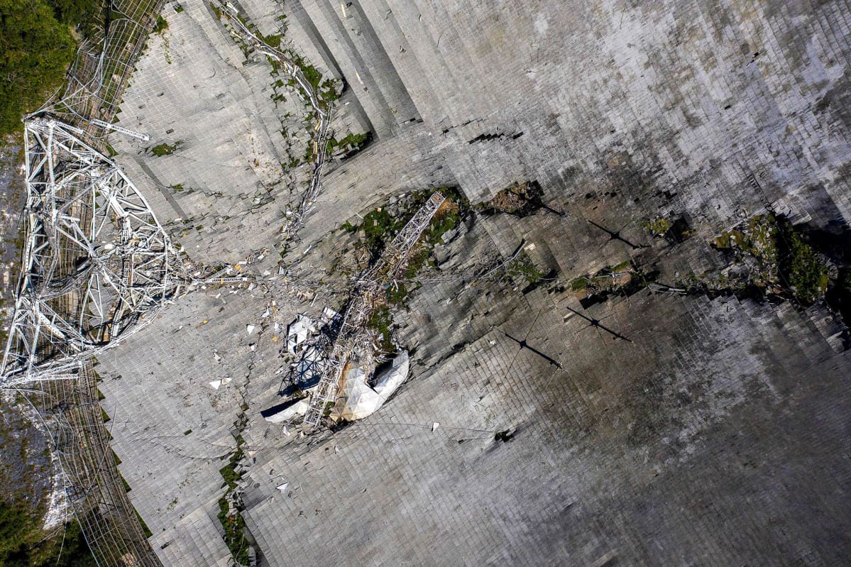 Ilmakuva vaurioituneesta Arecibo Observatoryn teleskoopista.