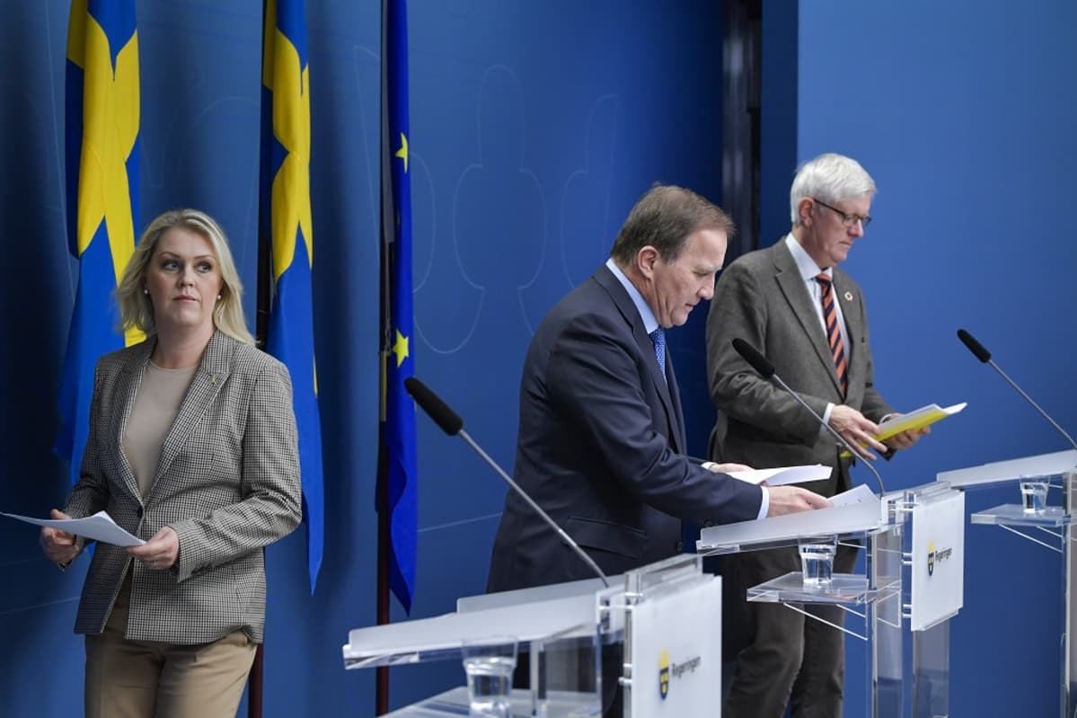 Hallengren puhuu Rosenbadissa, Löfven katsoo häntä ja Carlson näkyy taustalla.