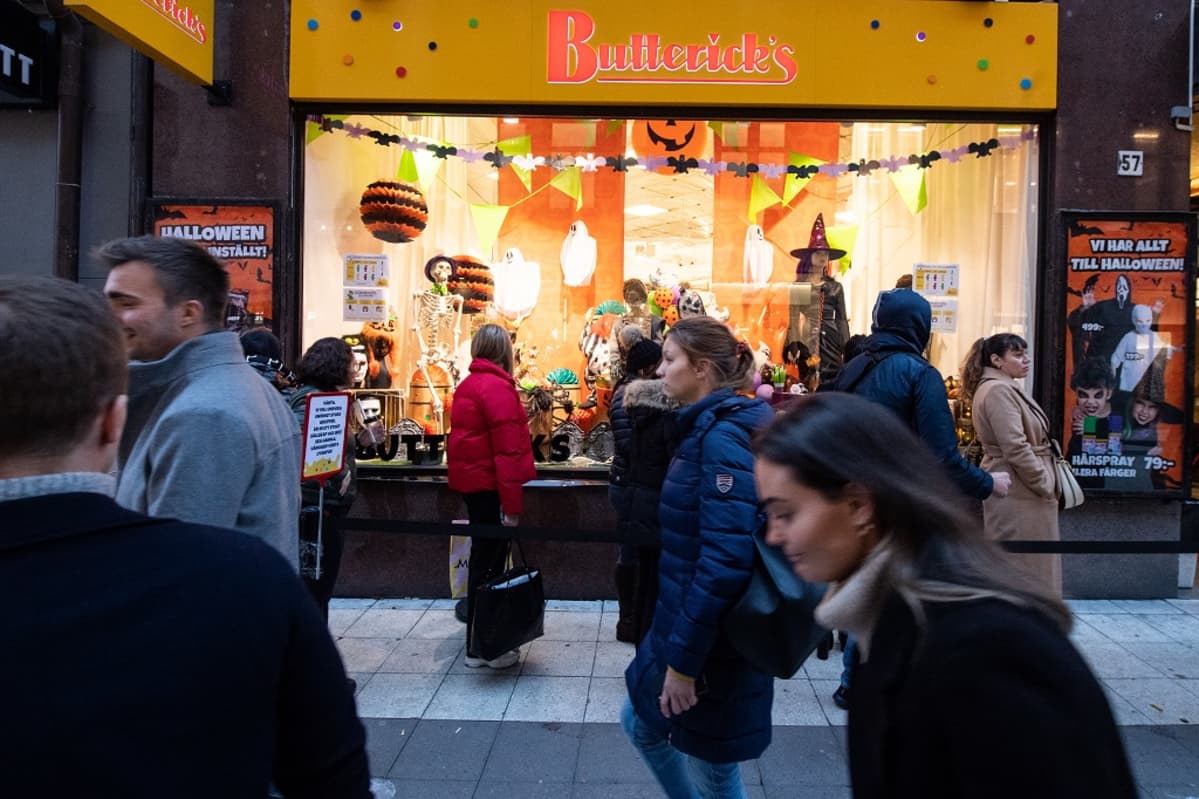 Ihmisiä liikkuu kävelykadulla Butterick's kaupan edustalla.