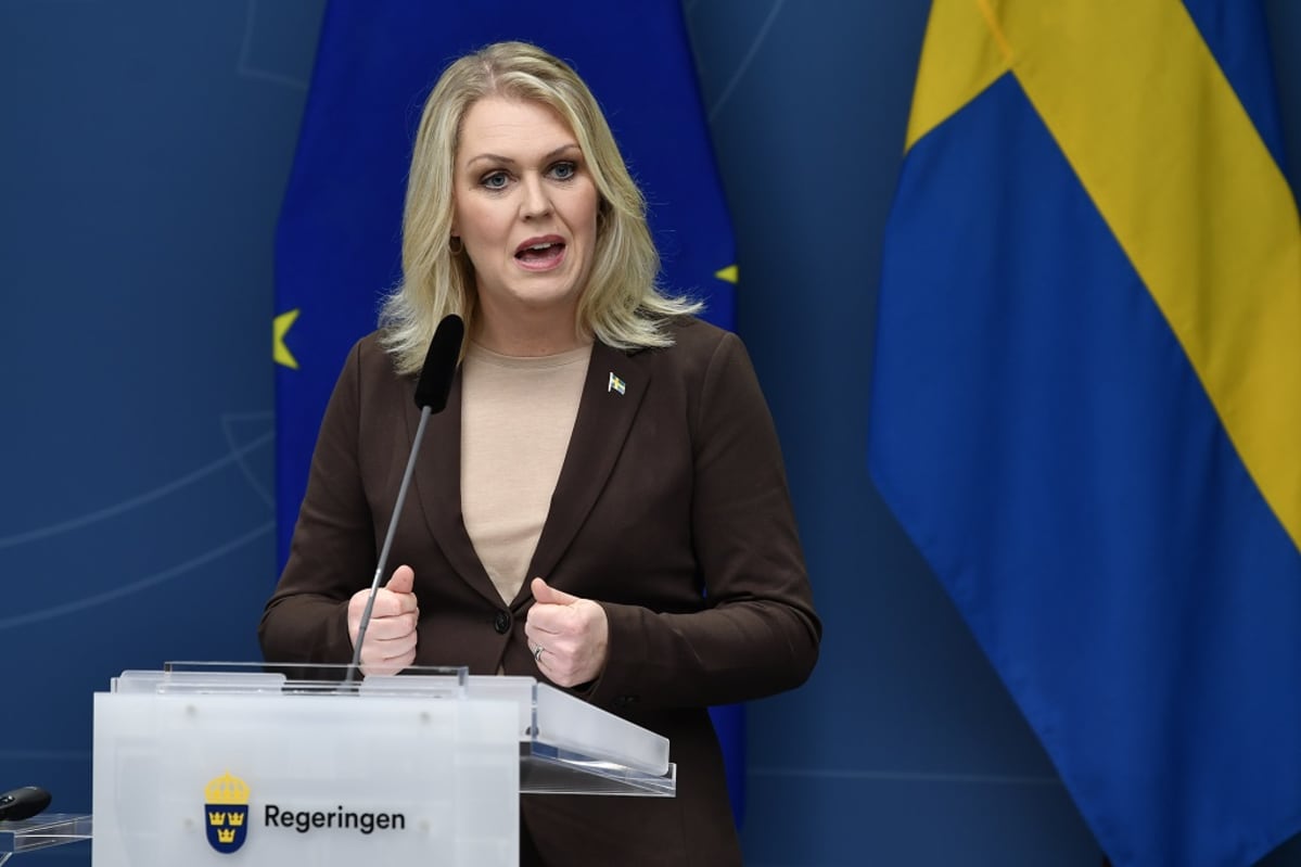 Lena Hallengren puhujapöntössä lehdistötilaisuudessa.