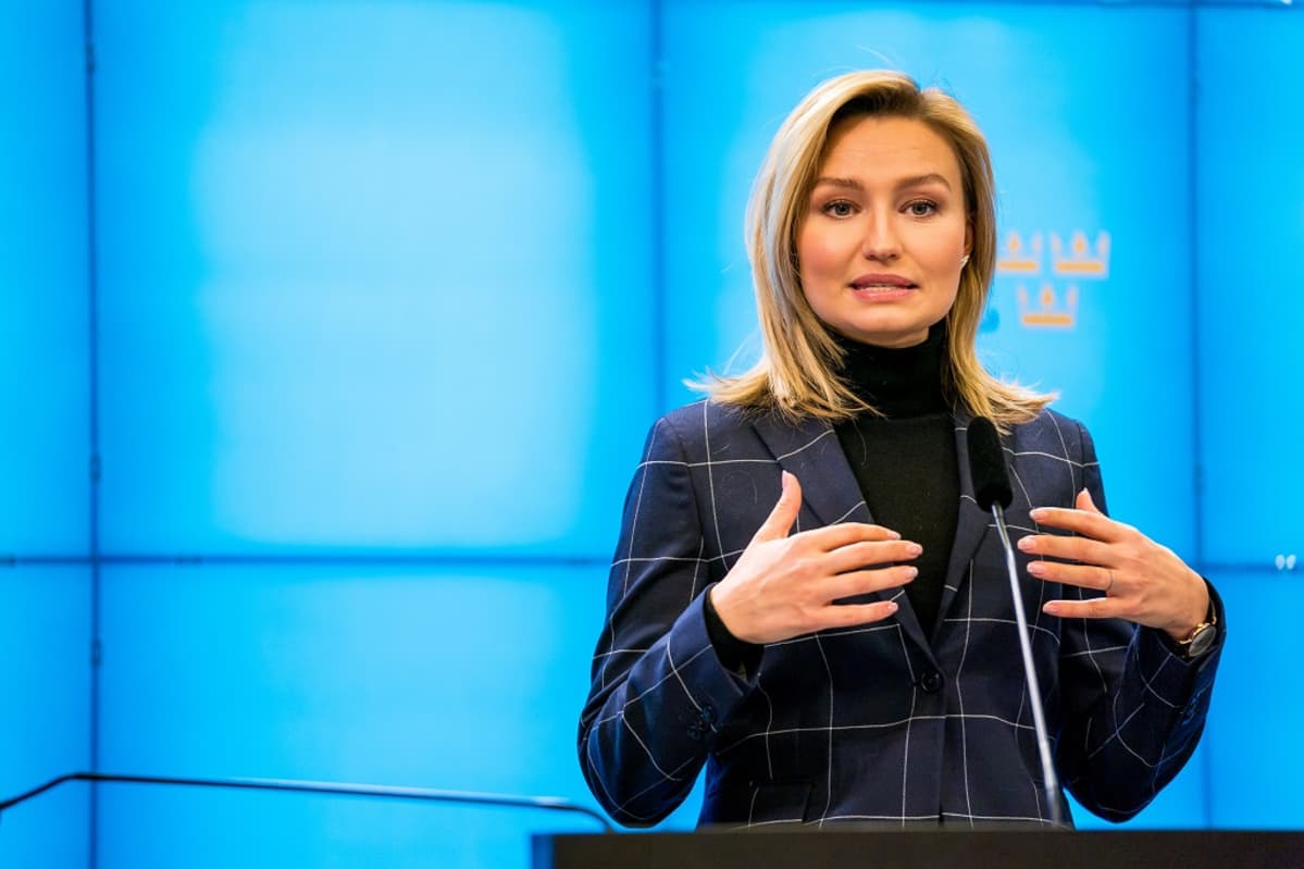 Ebba Busch puhujapöntössä, sininen tausta.