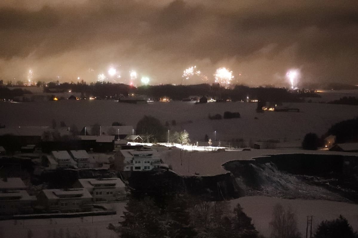 Ilotulitusraketit valaisivat Gjerdrumin maanvyöryaluetta keskiyöllä.