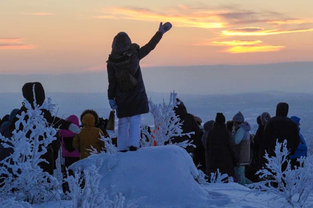 ihmisiä ja auringonkajoa pilvissä