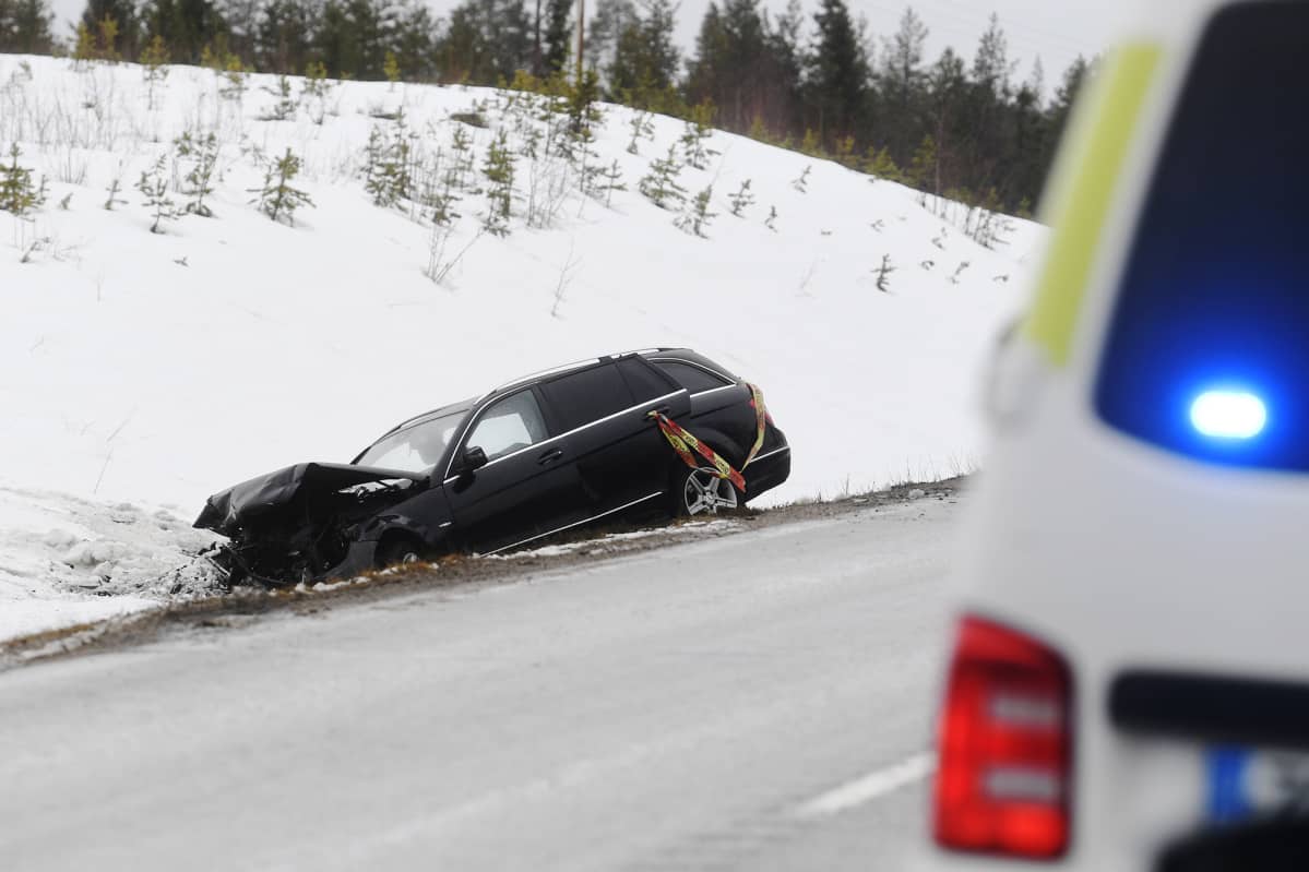 Kolariauto ojassa noin kymmenen kilometriä Suomussalmen pohjoispuolella, välillä Pesiönlahti - Alajärvi, jossa tapahtui kahden auton nokkakolari pääsiäismaanantaina 5. huhtikuuta 2021.