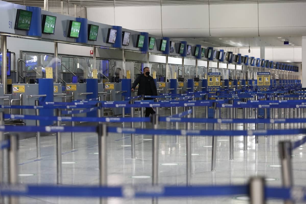Rivi lentokentän tyhjiä check-in-tiskejä.