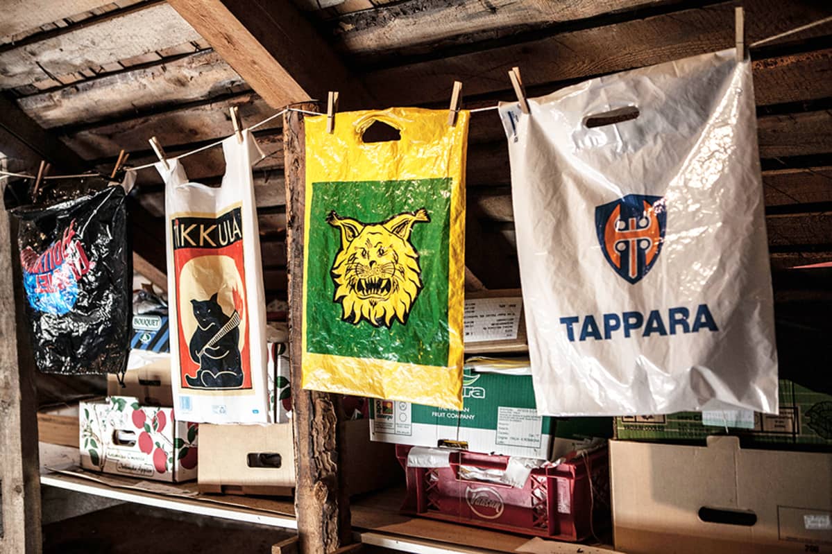 Muovikasseja Perniön muovikassimuseossa
