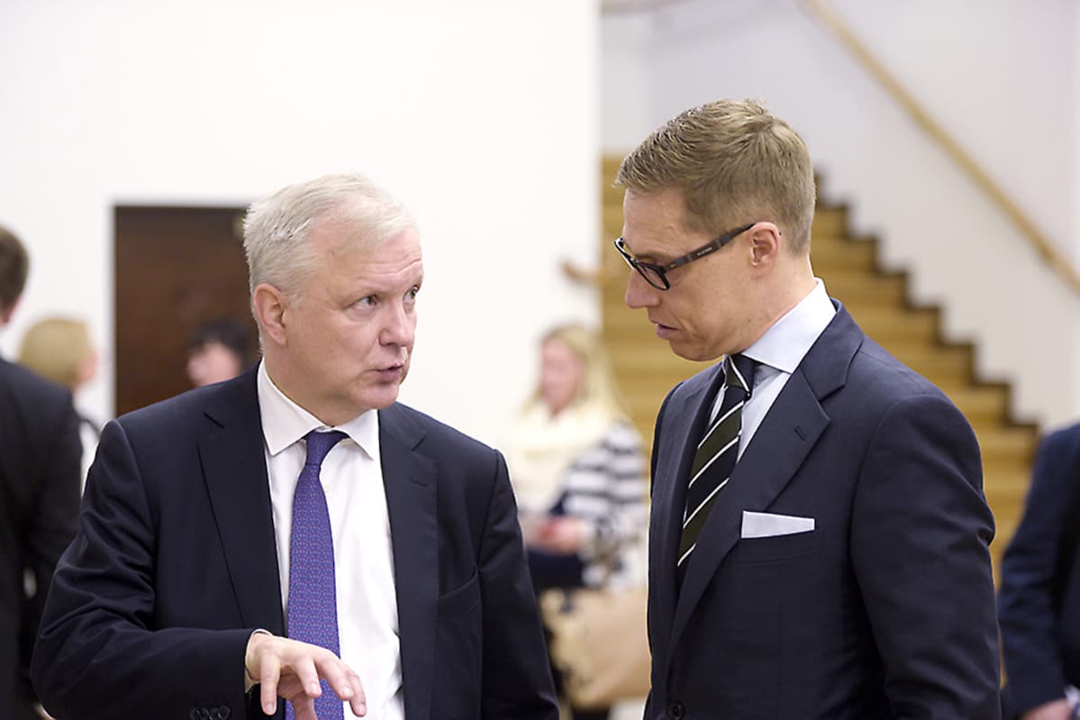 Kansanedustajat  Alexander Stubb  ja  Olli Rehn keskustelivat keskenään eduskunnassa 6. toukokuuta.