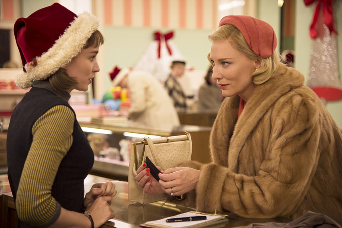 Therese Belivet (Rooney Mara ) vas. ja Carol Airdi (Cate Blanchett) oik.