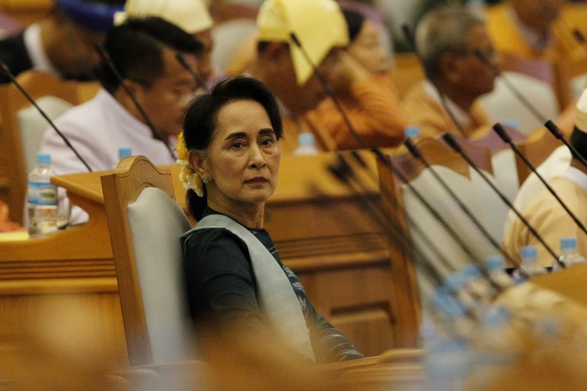 Aung San Suu Kyi istuu kansanedustajien joukossa.
