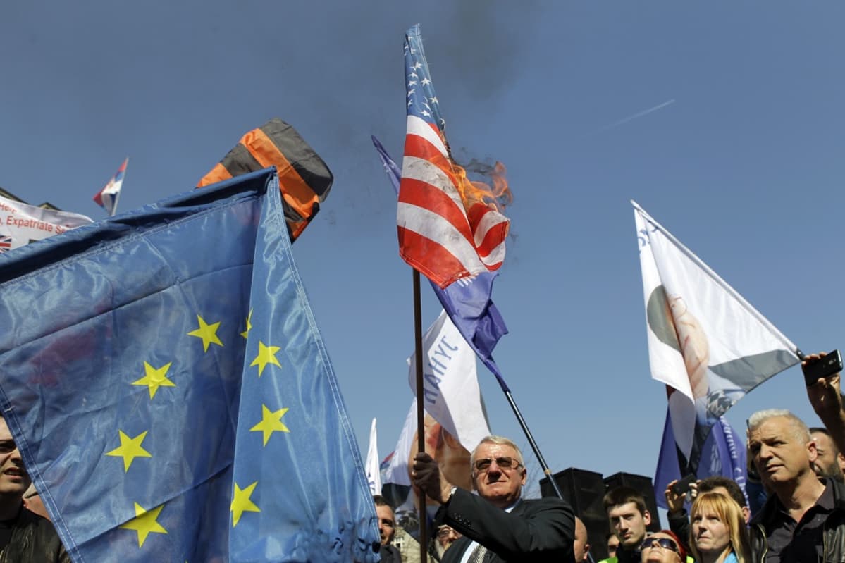 eu:n ja usan liput, usan lippu palaa, seselj ym taustalla