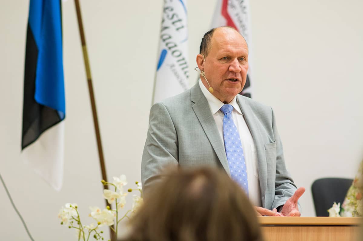 Mart Helme on EKREn puoluejohtaja. Puolueen johtohahmoihin kuuluu myös Mart Helmen poika Martin Helme.