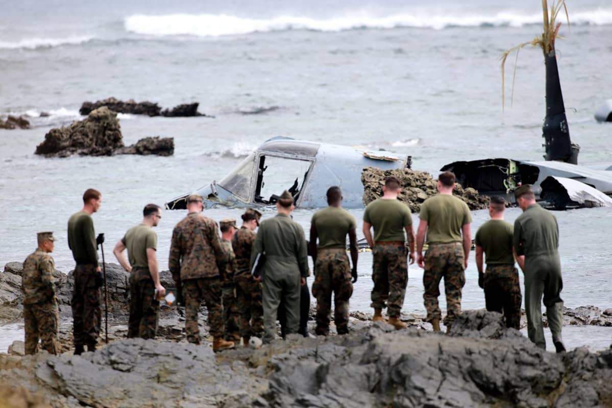 Yhdysvaltalaisjoukkoja MV-22 Osprey -koneen hylyn luona Okinawan rannalla.