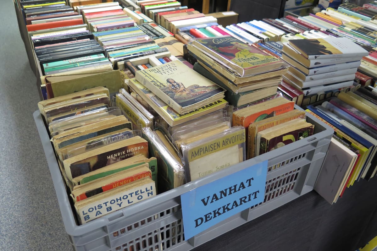Vanhoja dekkareita laatikossa.