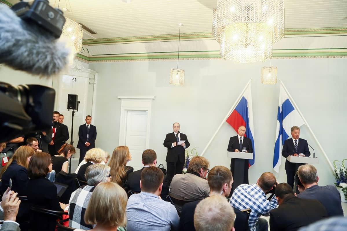 Toimittajien selkiä ja kauempana Sauli Niinistö ja Vladimir Putin.