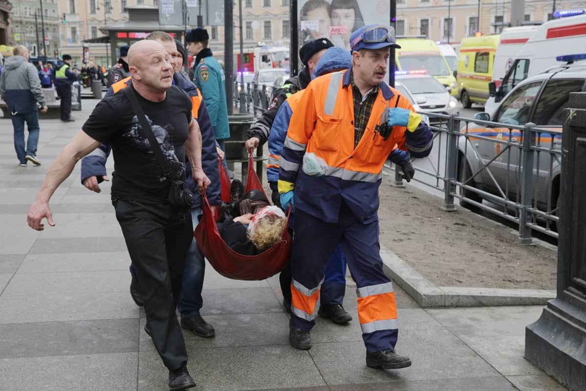 haavoittunutta kannetaan