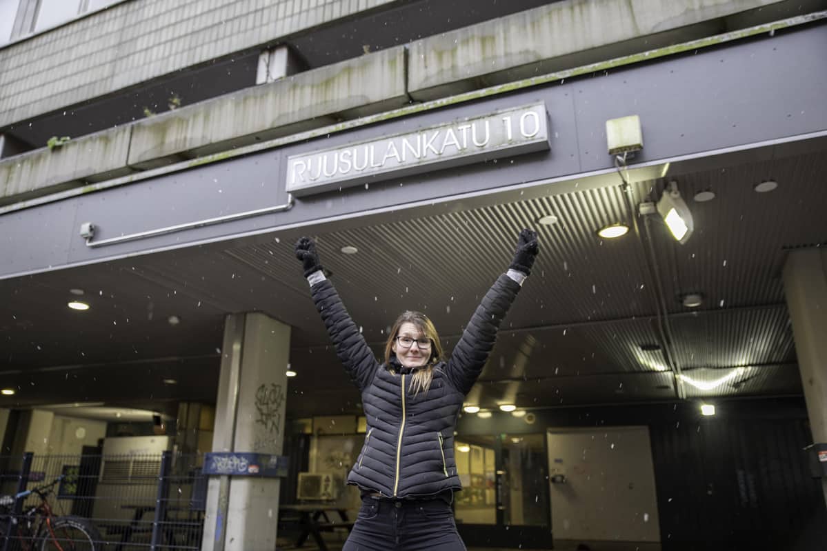 Ruusulankatu 10:n entinen asukas Katja tuulettaa vanhan kotinsa edustalla Helsingin Töölössä.