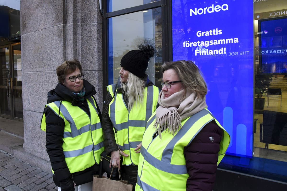 Lakkovahdit Minna Rytkönen (vas.), Minna Hamare (kesk.) ja Eija Mustonen suljetun Nordea-konttorin edessä Mannerheimintiellä Helsingissä torstaina 28. joulukuuta.