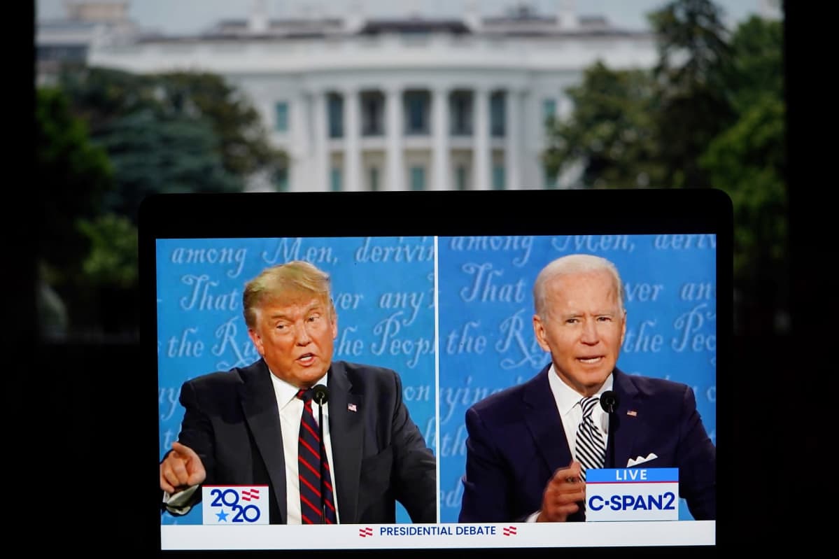 Donald Trump ja Joe Biden tv-ruudulla. Taustalla Valkoinen talo.
