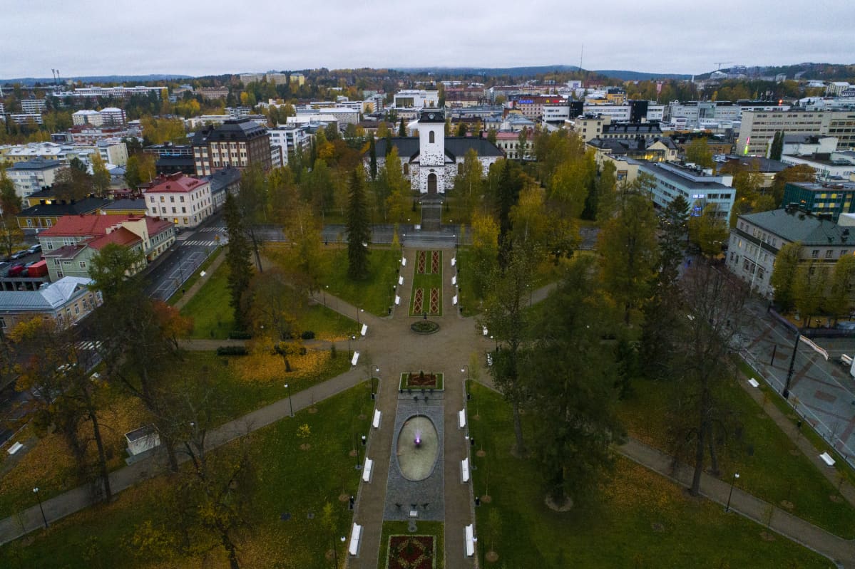 Snellmaninpuisto kuopion keskustassa.