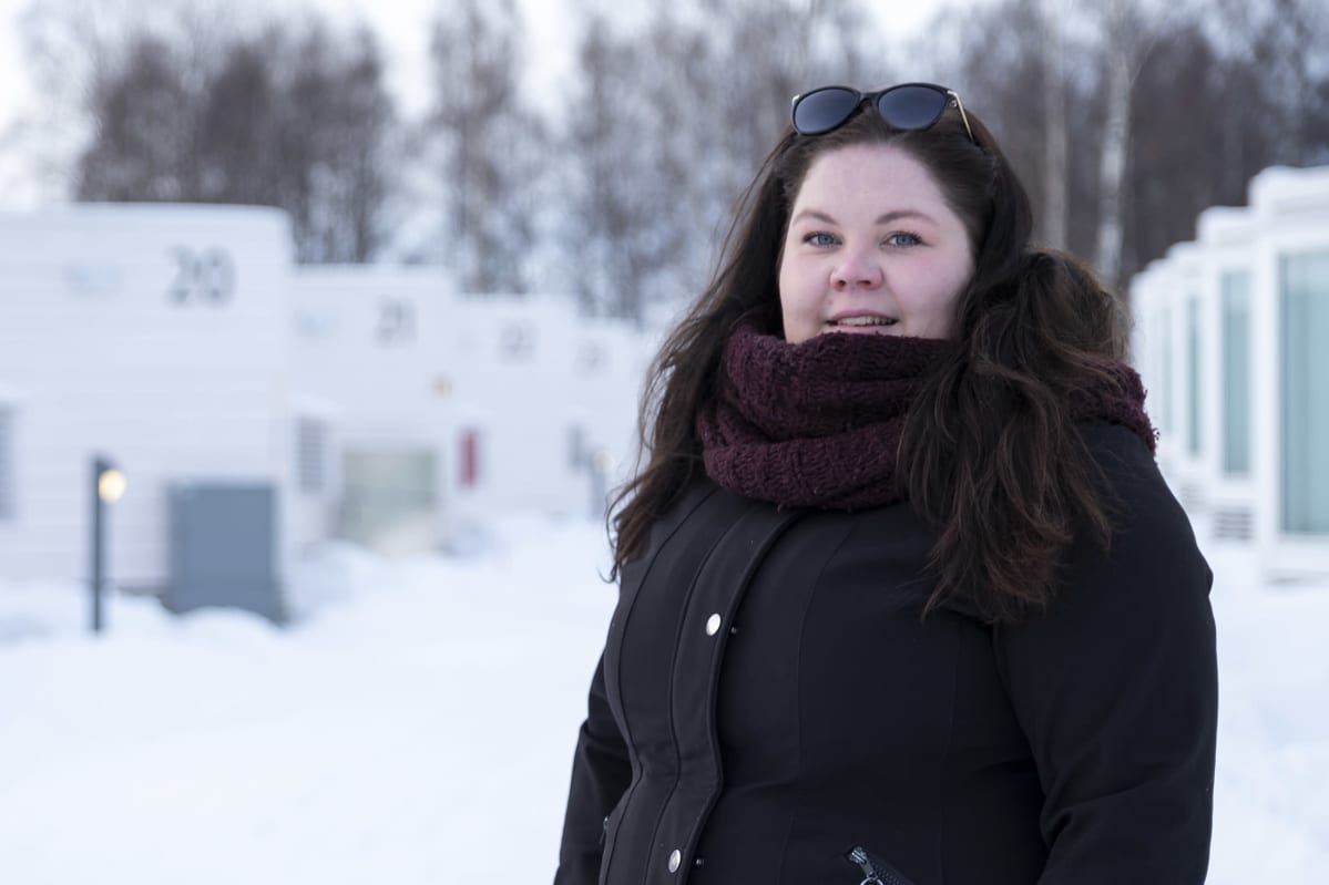 Matkailualan opiskelija Noora Joensuu entisen työpaikkansa, Kemin Lumilinnan pihalla