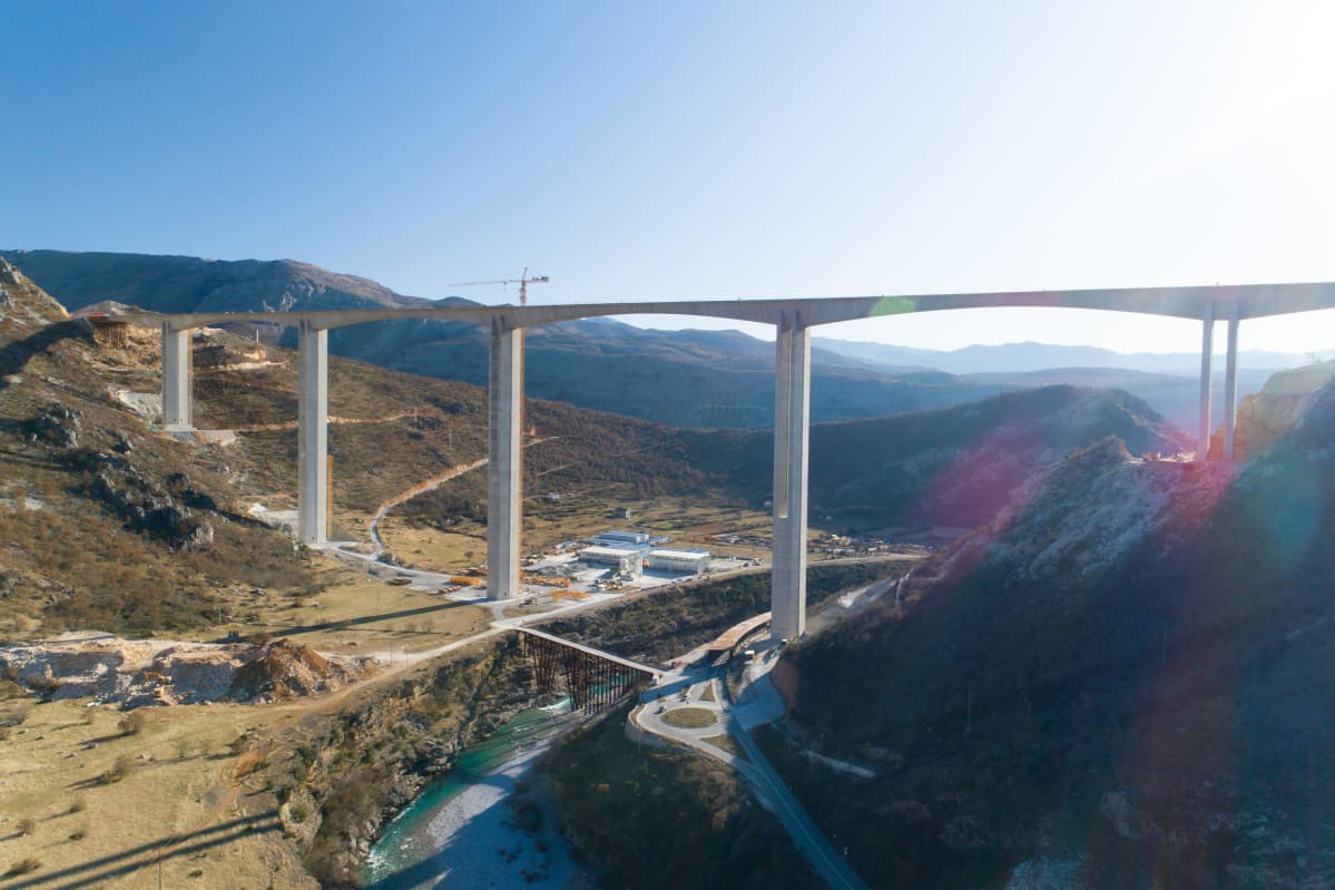 Kiinan rahoittamalla valtatillä rakennettiin Montenegrossa siltaa Moracan kanjonin yli tammikuussa 2020.