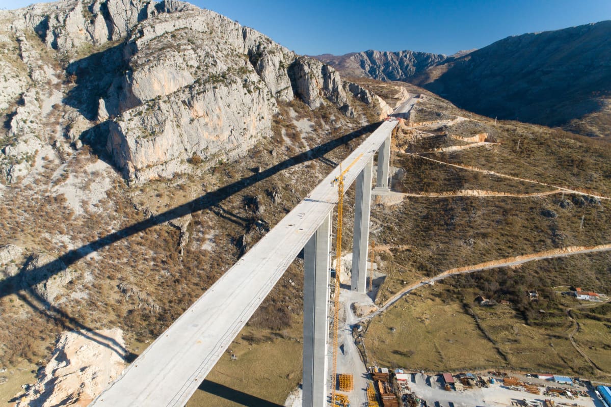 Montenegrossa rannikolta Serbian rajalle kulkevaa uutta valtatietä rakennettiin vaikeakulkuisessa vuoristossa vuonna 2020.