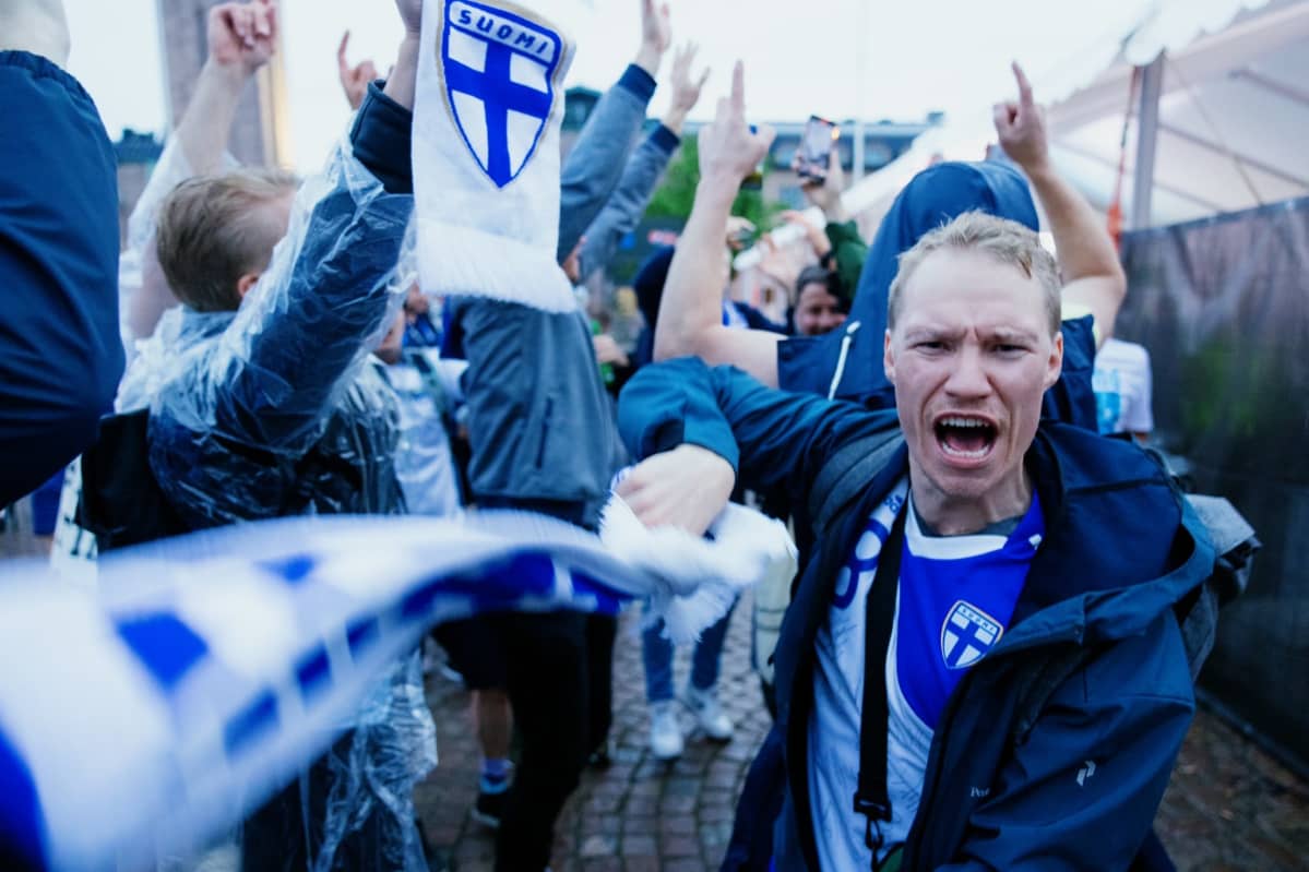 Juhlijoita Helsingissä Suomen voitettua Tanskan.